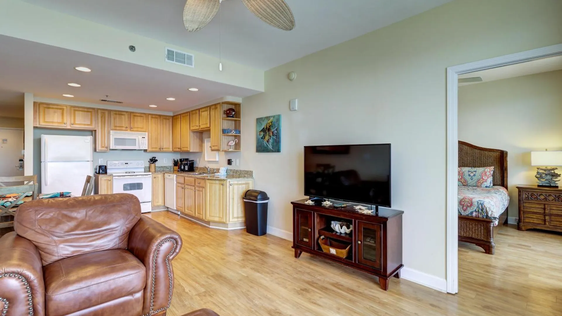 Gulf Front! 2 Bedroom 2 Ba! 11Th Floor Condo + Condo Amenities! Panama City Beach Holiday home